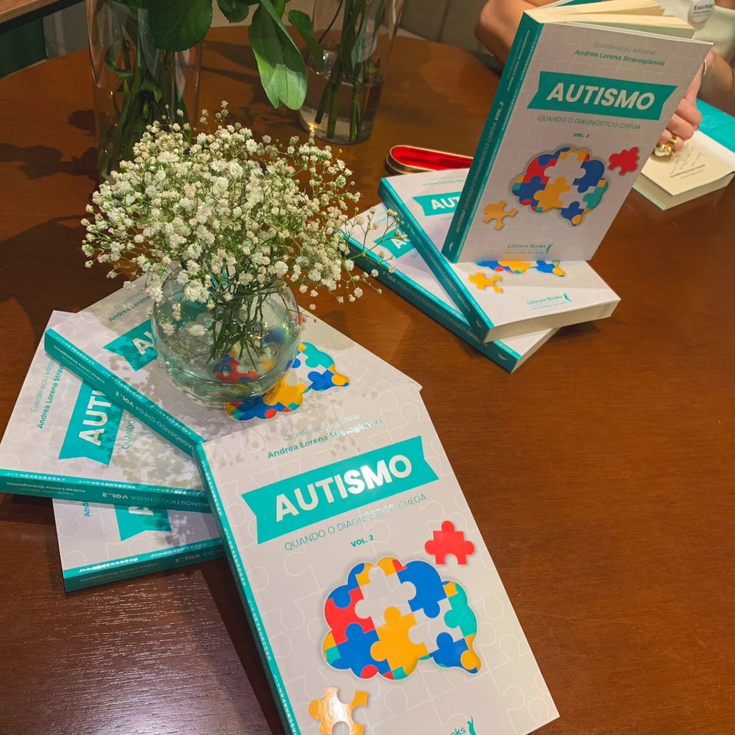 Luciana Mota com o livro Autismo Vol. 2