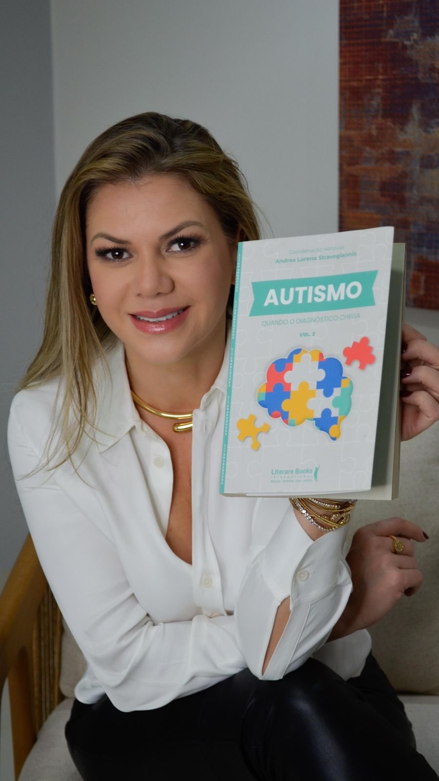 Luciana Mota lendo capítulo de sua autoria